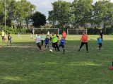 Laatste training S.K.N.W.K. JO9-1 van seizoen 2021-2022 (partijtje tegen de ouders) (59/71)